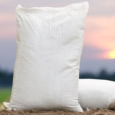Weiße gesponnene Polypropylen-Sandsäcke, die leere Kies-Taschen 50KG aufbereiten